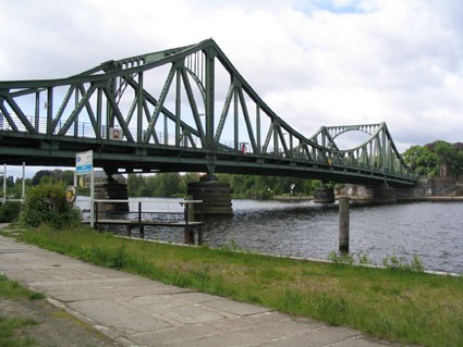 Die grüne Glienicker Brücke über der Havel, vom Uferweg aus gesehen