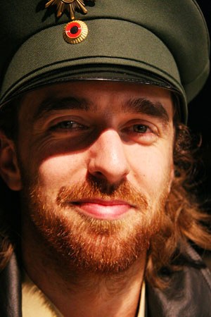 Simon Solberg mit grüner Polizeimütze