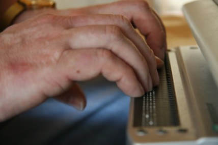 Hände tasten über eine Braillezeile