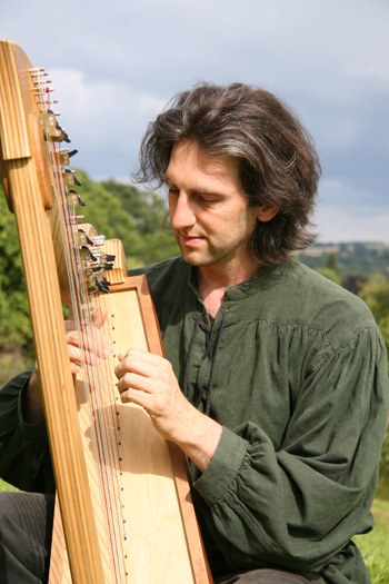 Holger Schäfer spielt im Freien auf einer Holzharfe
