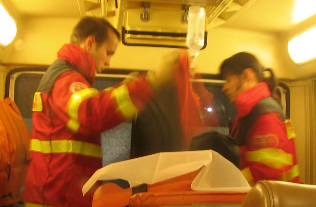 Torge Schnieder und eine Kollegin versorgen im Rettungswagen einen Patienten