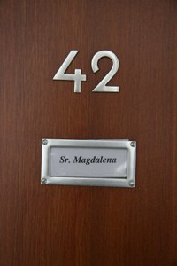 Eine Holztür mit der Zimmernummer 42 und dem Namensschild „Sr. Magdalena“